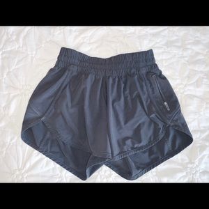 LULULEMON TRACKER V SHORT BLACK!!!